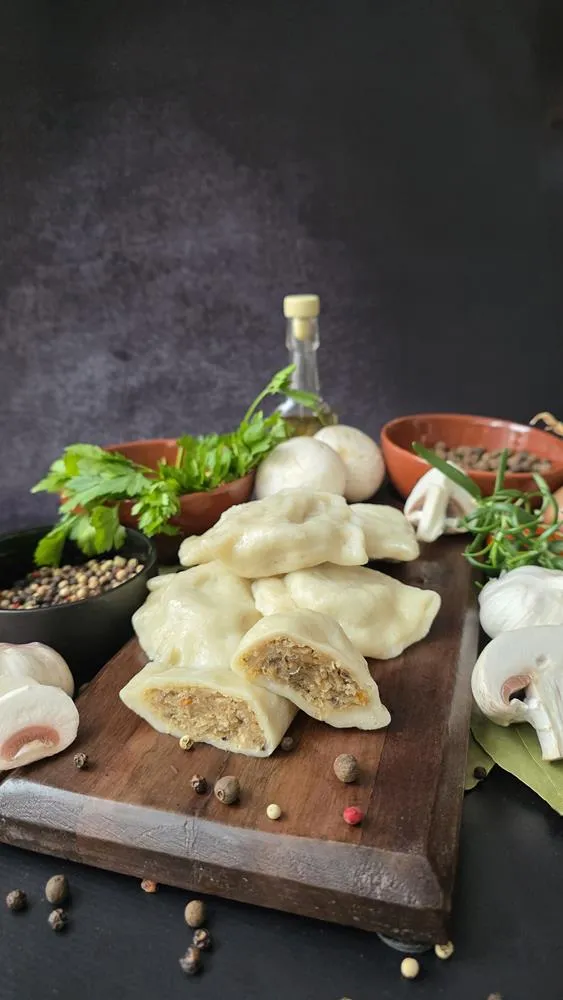 PIEROGI Z KAPUSTĄ I PIECZARKAMI Pierogi z kapustą i pieczarkami